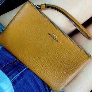 Coach wristlet 😍